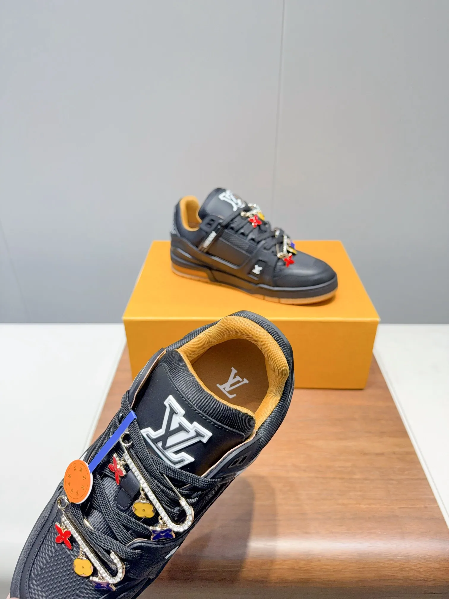 👟👟Ex-factory price 780👟👟Louis Vuitto- Louis Vuitton Couple's Casual Sports Shoes Skateboard Shoes Original purchase, development and production This LV Traine- sports shoe is made of cow leather to create a complex upper, which requires several hours of ingenious sewing to complete. The classic configuration is from the hands of Virgil Ablo-, showing the inspiration of retro basketball shoes. Exquisite packaging at the delivery counter. Fabric: Original customized first-layer cowhide. Inner foot pad: Breathable mesh. Heel height: 3cm. Outsole: Original molded two-color TPU combination outsole. Size: 35-45 (40 for women and 45 for men. Custom-made, non-refundable) (Note: Bulk items do not come with buckles. Please inform us if you need buckles when ordering) Buckle +20